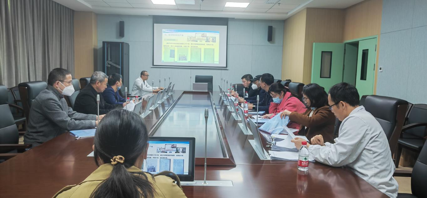 图为听取机构情况汇报